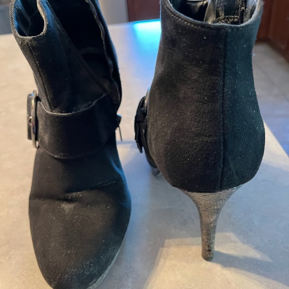 Size 9 1/2 Black Boot with Buckle